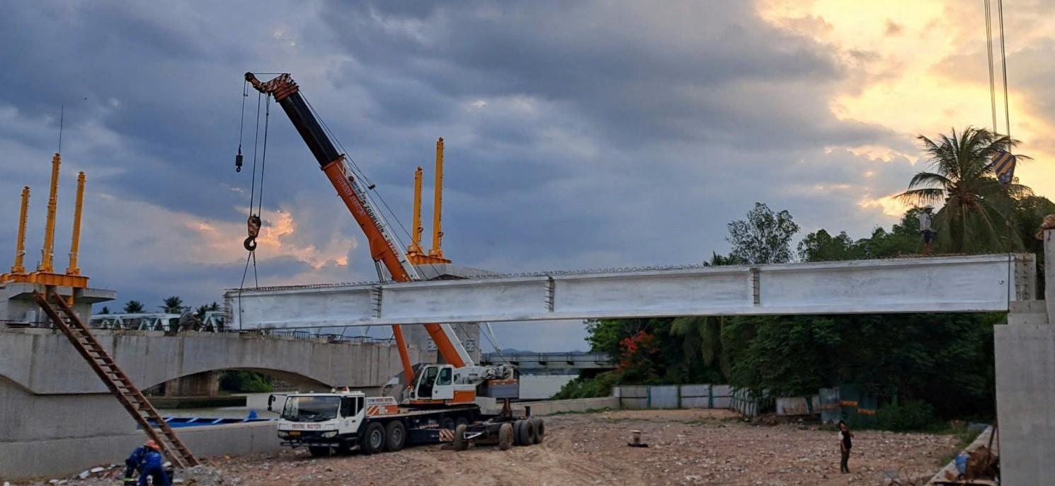 Dự án Đập ngăn mặn trên sông Cái Nha Trang: Đã lao lắp thành công phiến dầm đầu tiên